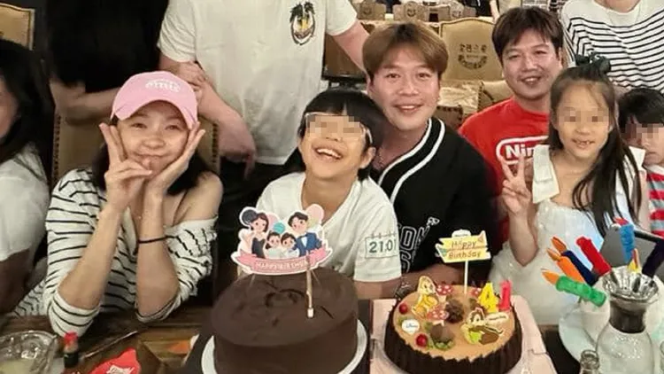 六月（左）剛和親友幫李易（左三）慶生。翻攝六月臉書