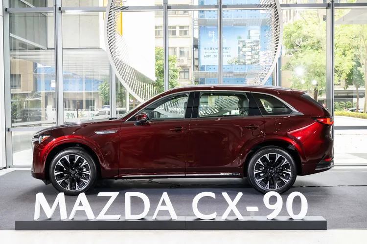 MAZDA CX-90將於5月22日正式上市，並於5月25日起於全台MAZDA展示中心盛大發表。原廠提供