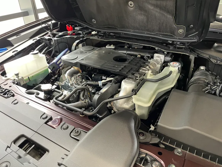 搭載3.3升直列六缸渦輪增壓引擎加上48V輕油電技術，可發揮345ps/51kgm的強悍動力輸出。林浩昇攝