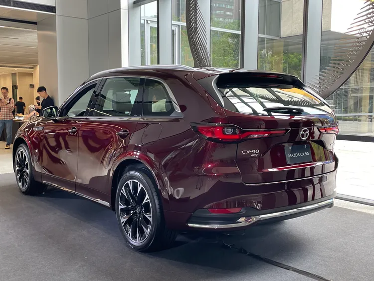 車側以俐落車身線條勾勒結合短前懸的車身比例，建構強悍跑格蓄勢待發的意象，搭配外擴輪拱設計與專屬21吋雙色鑽石切割式鋁合金輪圈，使整體視覺比例更顯動感霸氣。林浩昇攝