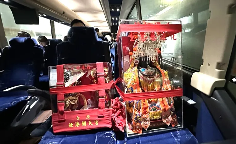 北港媽祖與千里眼和順風耳將軍抵舊金山國際機場後，隨即搭乘大巴，沿途欣賞金門大橋等海灣美景，前往舊金山市中心朝聖宮，將駐駕4天供信徒參拜。中央社