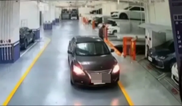 白車駕駛都還沒下車，就被後方黑車駕駛連人帶車「送下樓」。翻攝《爆廢公社二社》社團