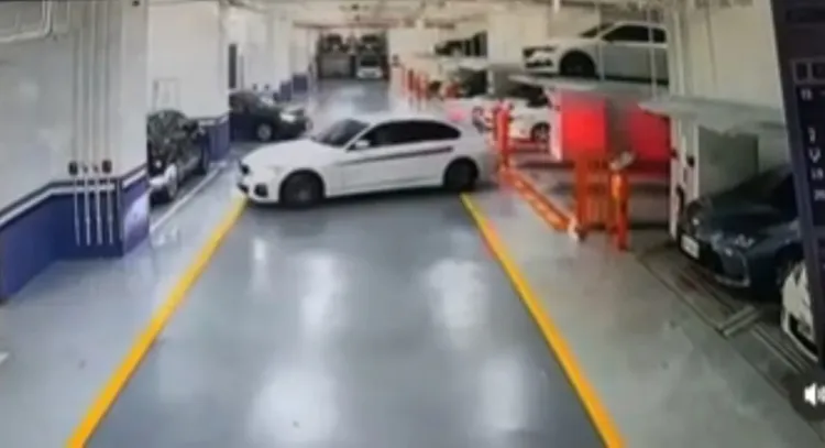 一輛黑車在一旁，等待白車倒車入庫進機械車位。翻攝《爆廢公社二社》社團