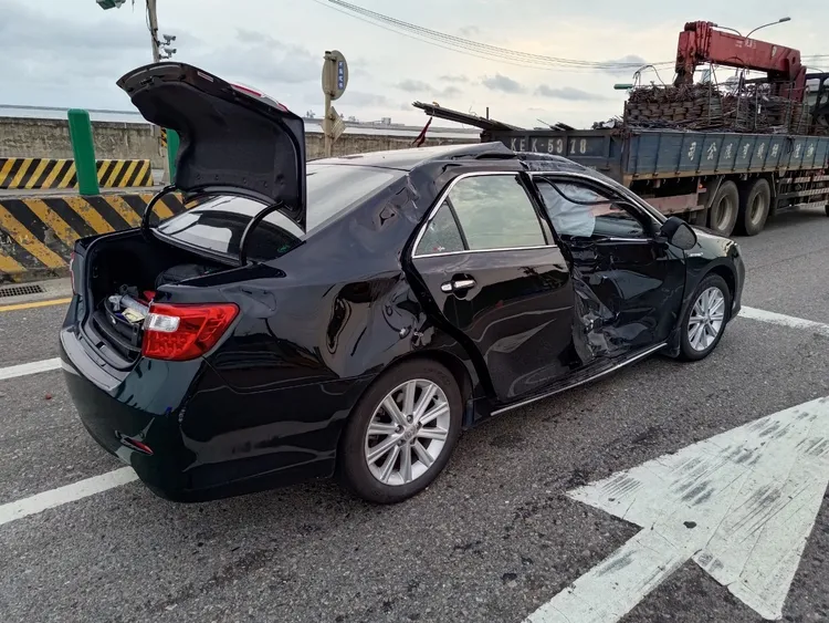 小客車遭撞。翻攝畫面