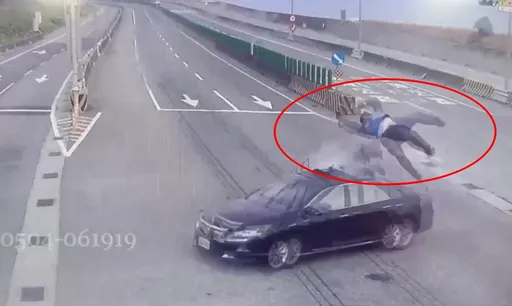 台61線16.7K重機騎士撞小客車 驚悚影片曝!男子噴飛3公尺高