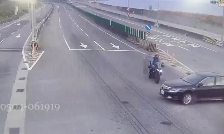 騎士煞車不及。翻攝畫面