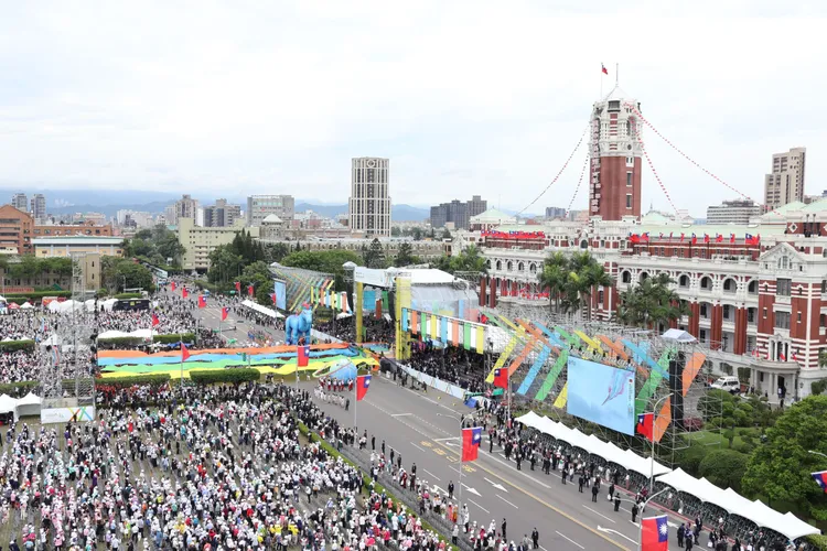 賴清德520就職典禮主視覺遭質疑構圖、線條、色塊、用色都涉嫌抄襲。莊宗達攝