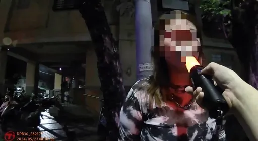 他比較醉！夜店妙齡女幫騎機車到KTV續攤　逆向又酒駕「哭著上警車」