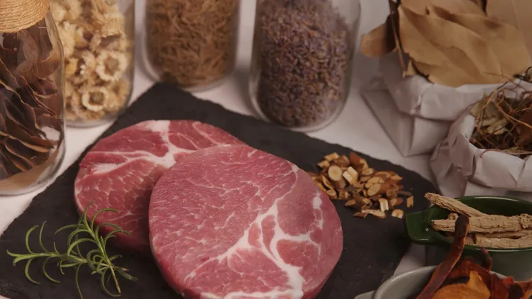 香草豬創辦人廖家模是位中醫師，致力於鑽研肝臟保健及免疫提升的香草與中草藥技術。經實驗證實，採⽤此技術飼養的豬隻健康狀況顯著提升，且可提升肉質甜度及風味。福爾摩沙遊艇酒店提供