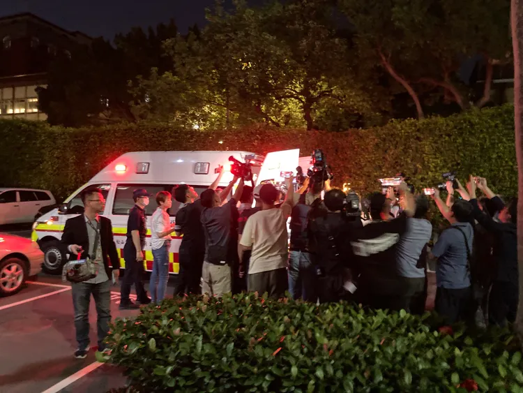 沈伯洋被送上救護車。讀者提供