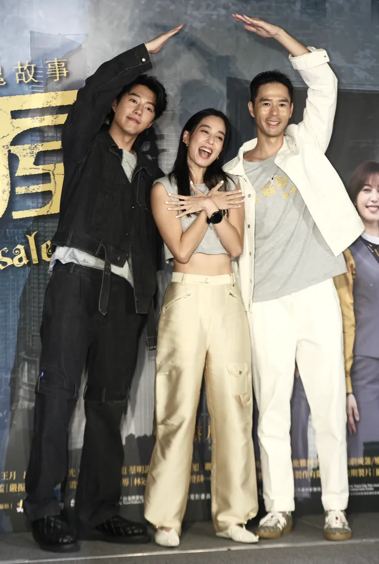 陳庭妮（中）周旋在丁春誠（右）和蔡凡熙之間。彭欣偉攝