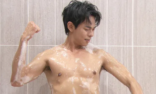 米可白男友《追分成功》脫了 浴巾滑落放送傲人胸肌