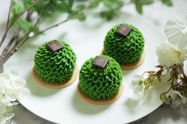 「抹茶蒙布朗」小蛋糕造型吸睛，使用抹茶粉與白豆沙製成的蒙布朗奶油，搭配清爽茉莉慕斯、柑橘凍與柑橘卡士達，口感絲滑細膩。售價240元。業者提供