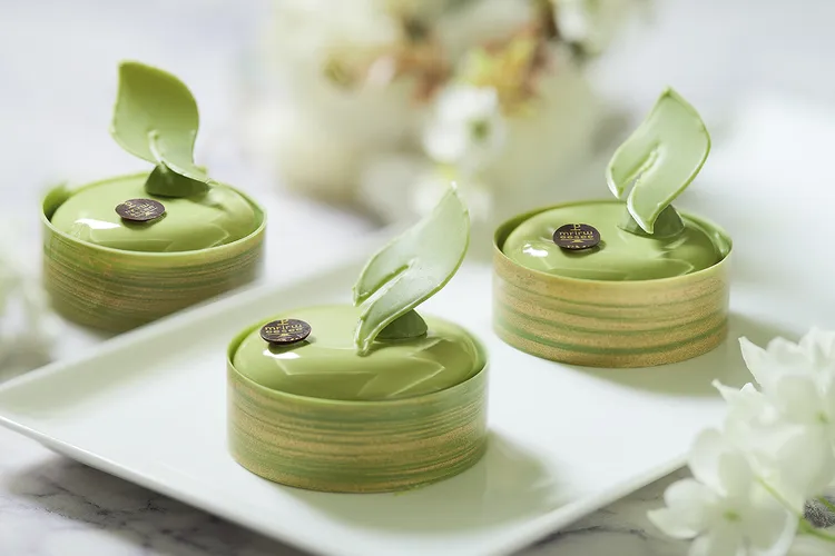 「抹茶起司」小蛋糕以抹茶慕斯與起司蛋糕加上香草麻糬入餡，抹茶香氣四溢、微苦回甘恰到好處，奶香十足且口感綿滑。售價240元。業者提供