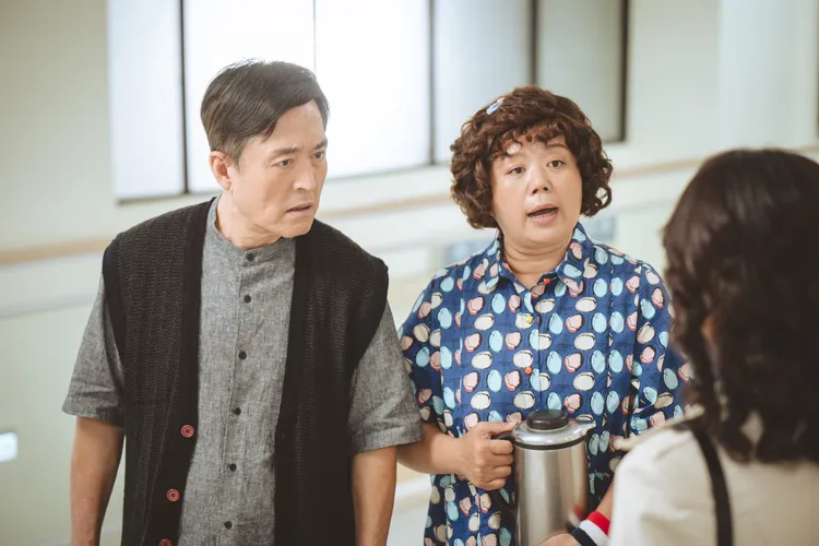 檢場（左）和羅文君兩人一起在醫院照顧生病的陳亞蘭。公視台語台、華視提供