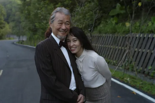 施明德停靈百日火化 2女兒抱骨灰回家!網悼「孤寂英雄」