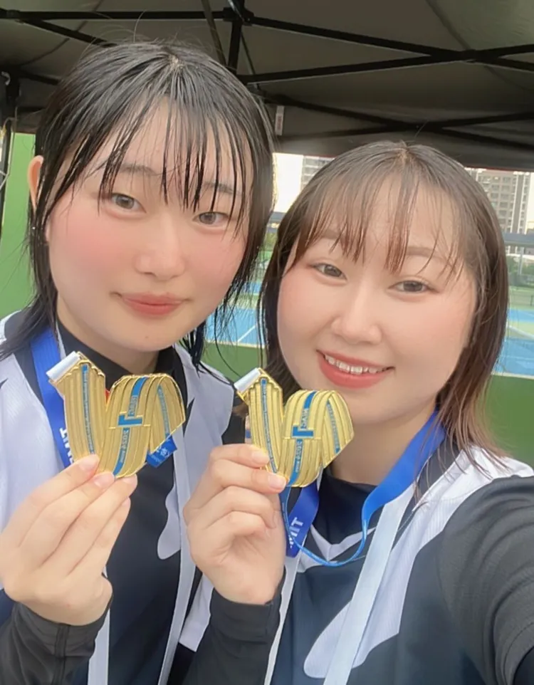 大井珠莉（左）與三浦妃星興奮拿起金牌。開南大學提供