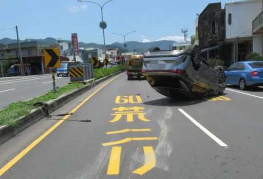 Lexus休旅車自撞分隔島 四輪朝天!車上2人幸運無傷