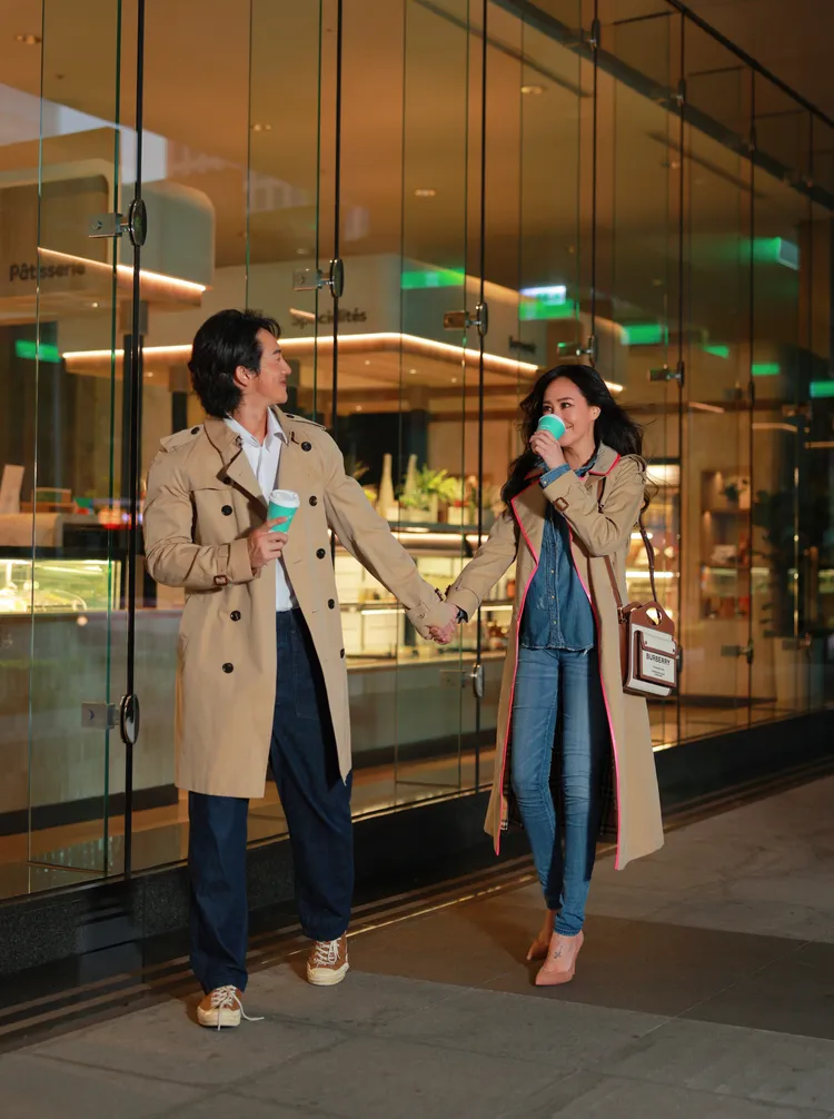 關穎穿上卡其色長大衣搭配牛仔褲化身為上班族。寒舍艾美提供