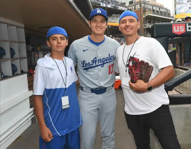 大谷翔平（中）賽前與球迷合照。翻攝jon.soohoo IG