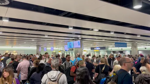 英自動通關系統故障機場大排長龍 旅客怒「入境時間比搭飛機久」