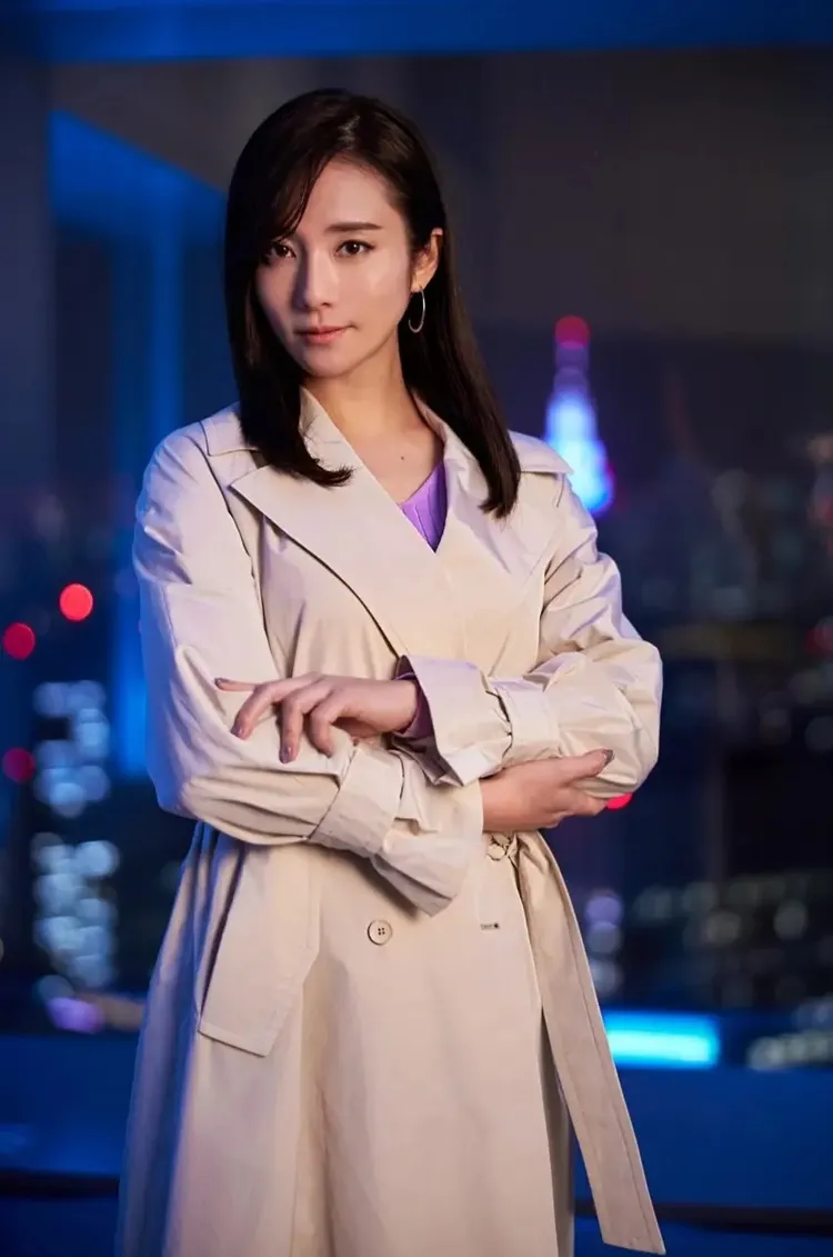 Netflix版《城巿獵人》木村文乃詮釋女刑警野上冴子風衣包緊緊。劇照