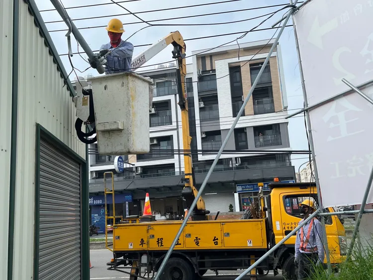 台電公司派員搶修，於中午前陸續恢復供電。讀者提供
