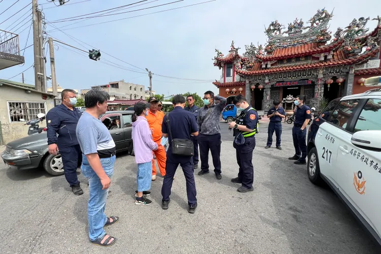 警方、消防連日尋找未果。警方提供