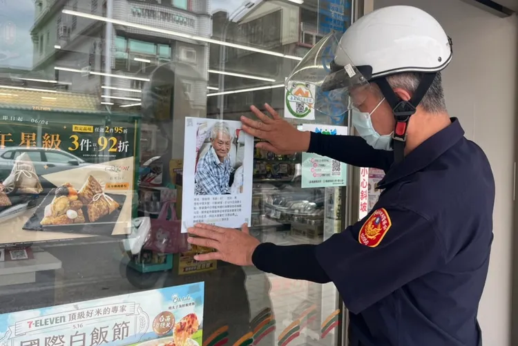 張貼協尋啟事，籲大眾關注。警方提供