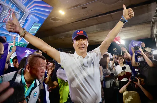 幫郭台銘連署送這東西 淡水連署人員全身而退