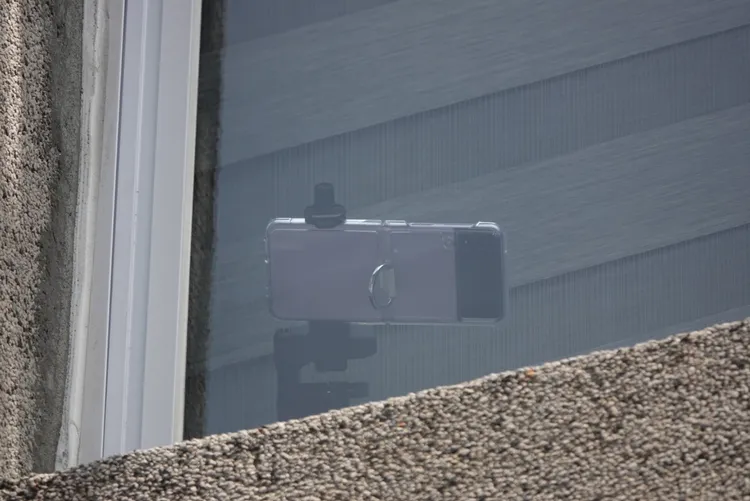 徐巧芯家窗戶的手機。江孟謙攝