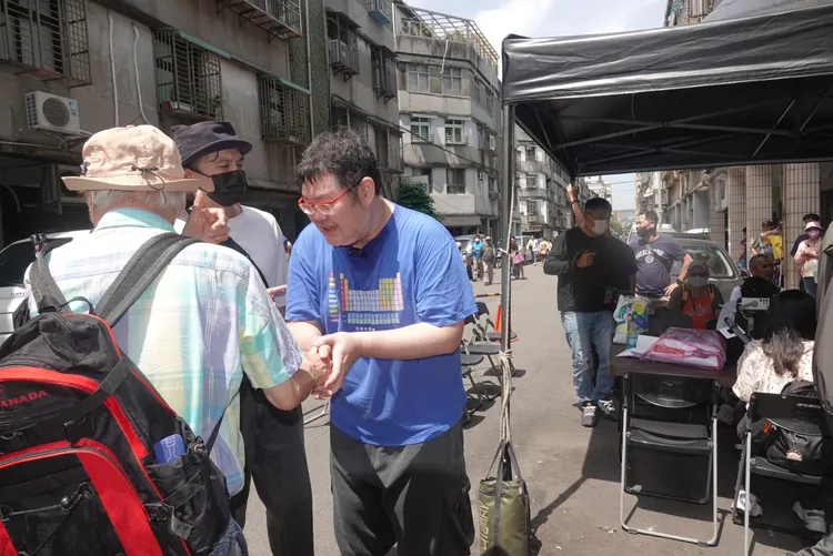 民眾排隊握手、拍照、要簽名。江孟謙攝