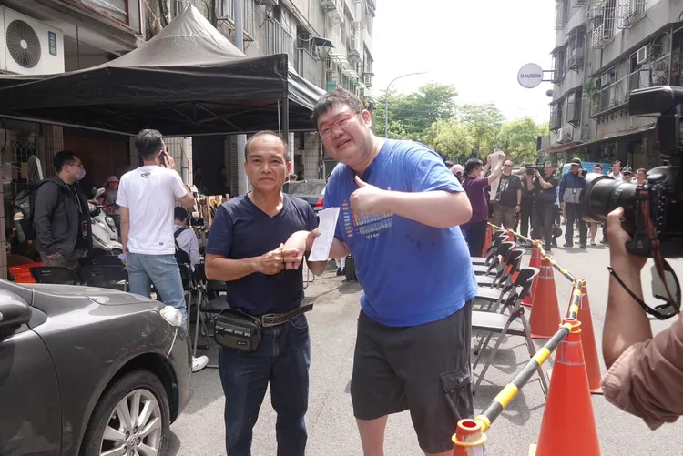 民眾爭與四叉貓合照。江孟謙攝