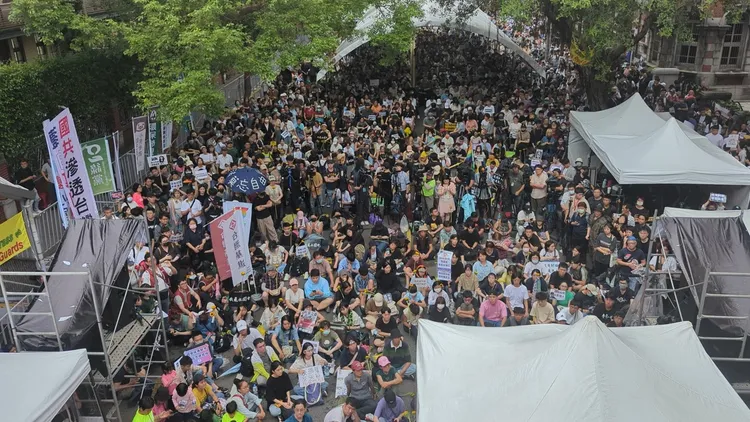 《壹蘋》記者16時25分到青島東路側，人潮已經蔓延從青島東路蔓延到中山南路側立法院正門。蘇柏銓攝