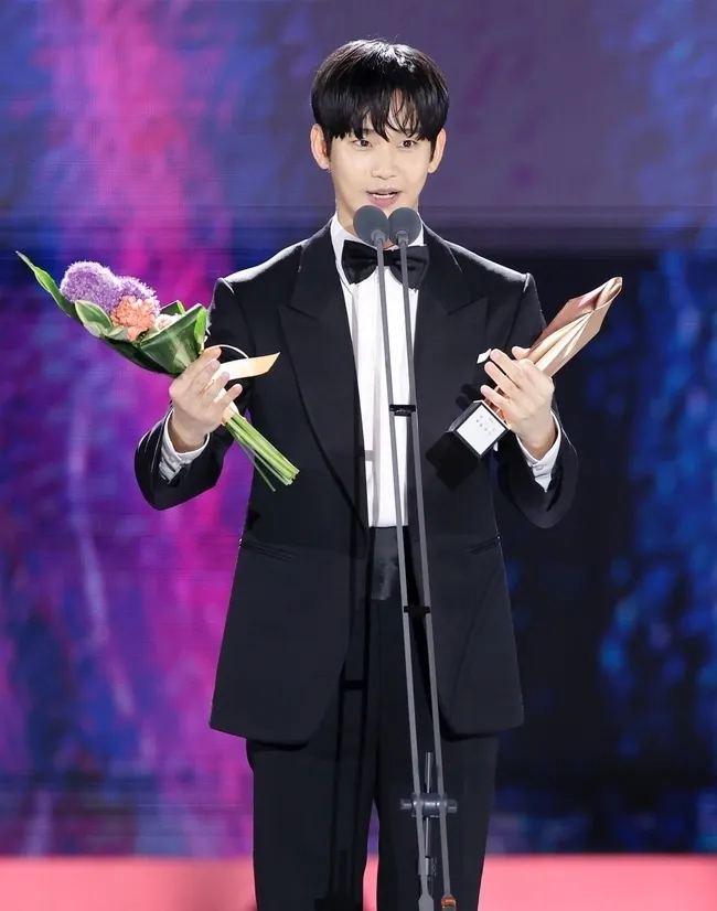 金秀賢獲得觀眾票選的人氣王。翻攝百想藝術大賞
