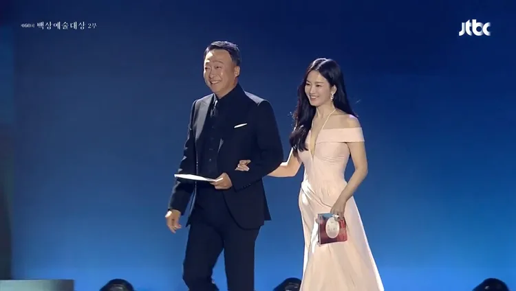 上屆視帝后李星民（左）、宋慧喬擔任頒獎嘉賓。翻攝JTBC