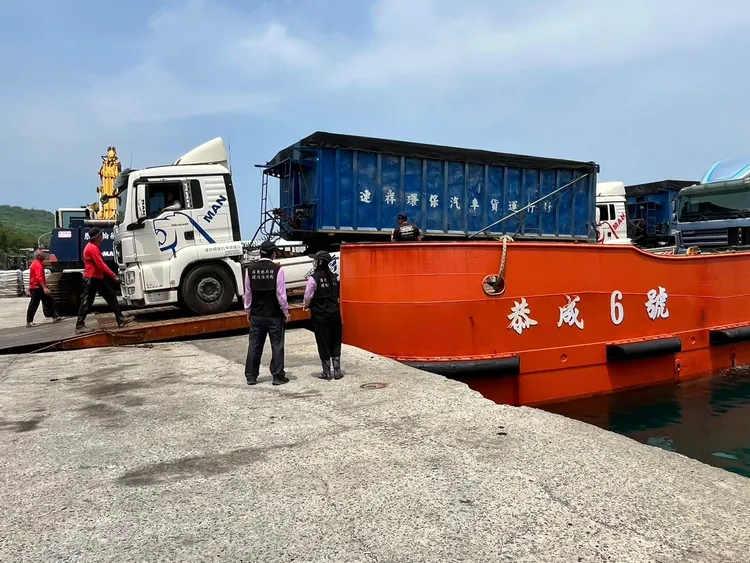 垃圾清運機具抵達小琉球。縣府提供
