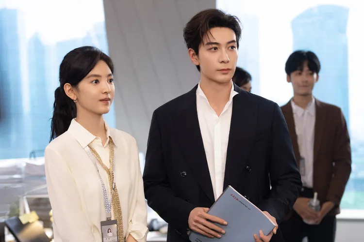 陳星旭（右）愛上小職員章若楠。愛爾達提供