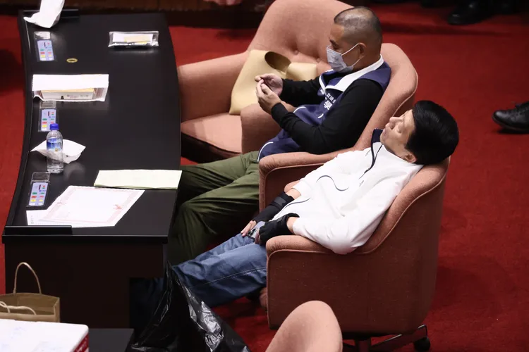 國民黨立委謝龍介閉目養神。彭欣偉攝