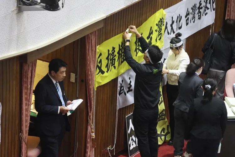 民進黨立委們佈置議場。彭欣偉攝