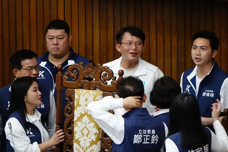 民眾黨裏法院黨團總召黃國昌泡在藍委群中。莊宗達攝