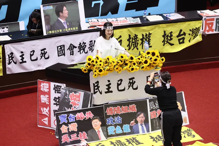 民進黨立委吳思瑤在發言台拍照。彭欣偉攝