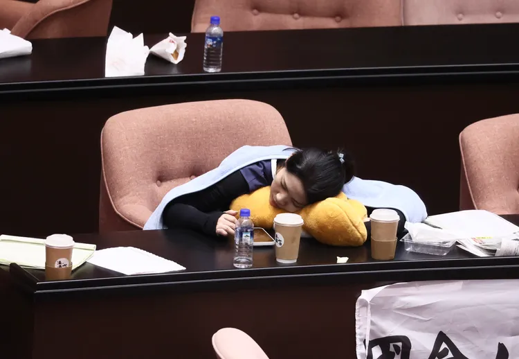 國民黨立委徐巧芯累了就趴睡在抱枕上。彭欣偉攝