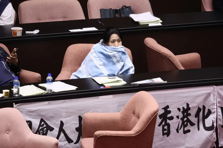 國民黨立委徐巧芯用毛毯包裹自己。彭欣偉攝