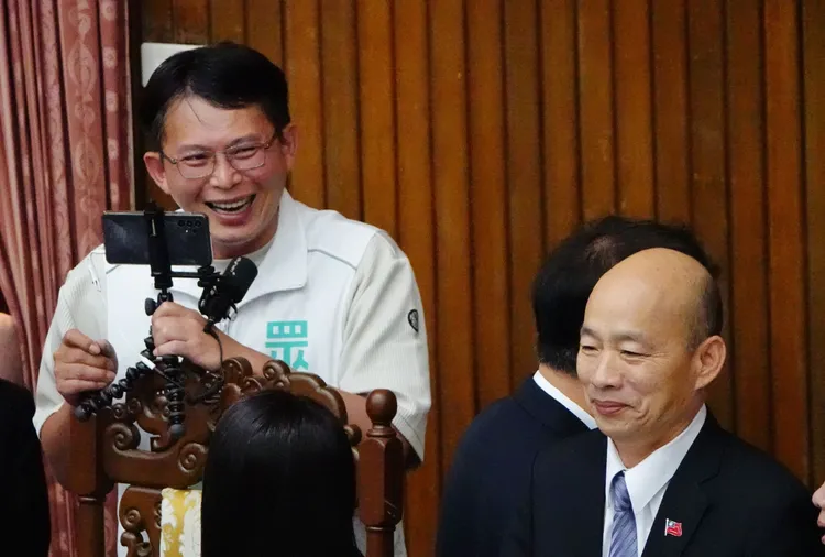 黃國昌在主席台開起直播。莊宗達攝