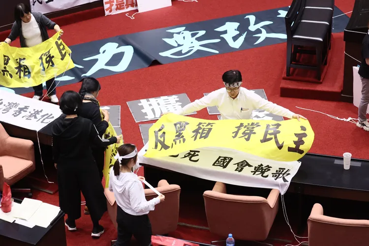 民進黨立委們將倡議布條帶進議場佈置。彭欣偉攝