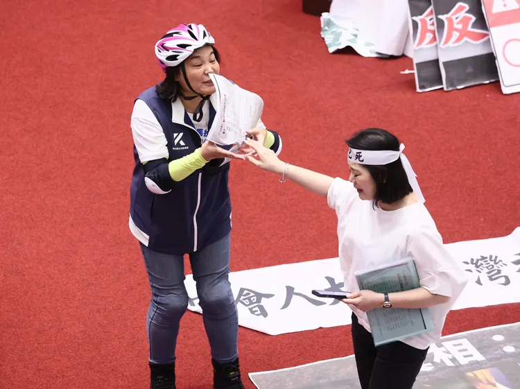 民進黨團幹事長吳思瑤（右）與國民黨立委陳玉珍吵起來。彭欣偉攝