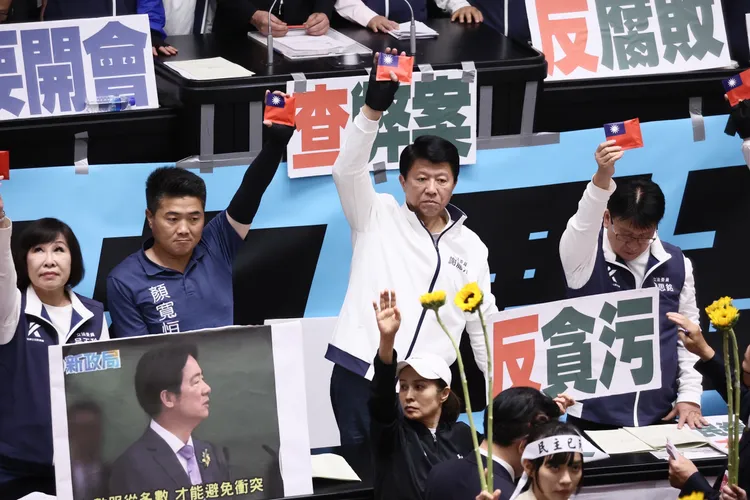 國民黨立委們拿起小國旗反制太陽花。彭欣偉攝