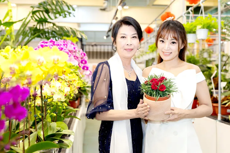 小芭比與婆婆提前歡慶母親節。旋轉花市提供