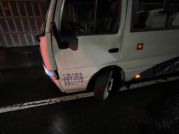 康橋中學校車文山隧道自撞。消防局提供